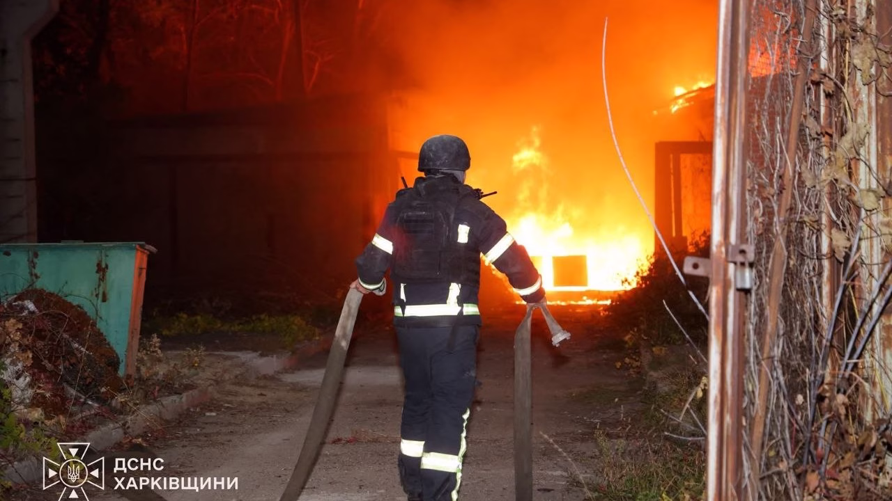 Спасатель на месте удара по Харькову 29 октября / Фото: ГСЧС