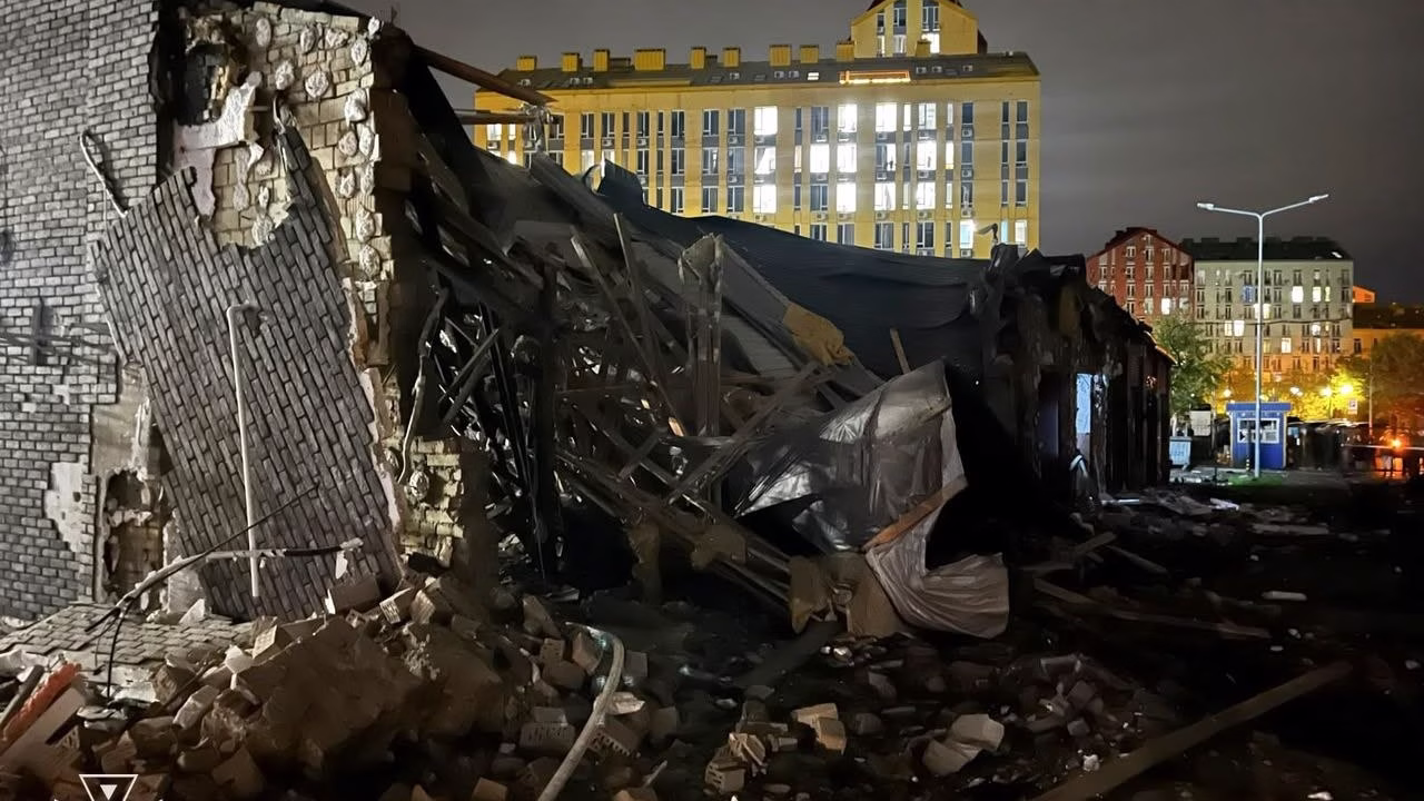 Наслідки нічної російської атаки у Дніпровському районі Києва / Фото: ДСНС Києва