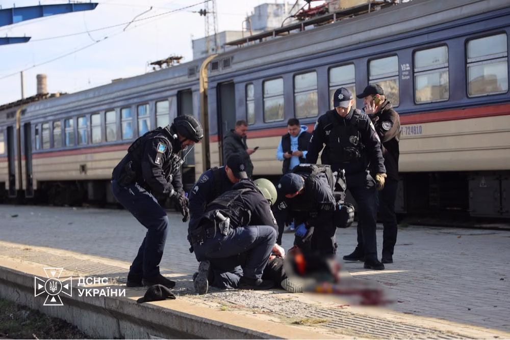 Наслідки російського удару по залізничному вокзалу в Дніпрі / Фото: ДСНС України