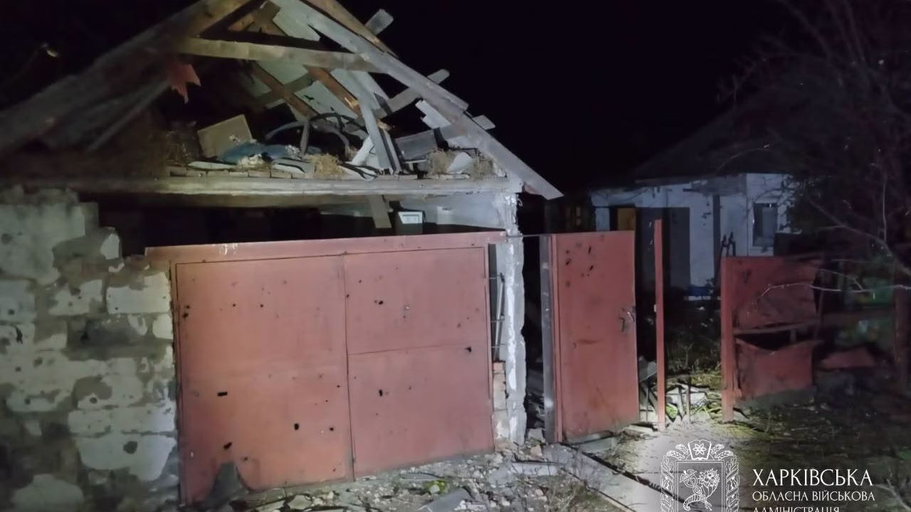 Пошкоджений приватний будинок у Шевченковому після російського обстрілу / Фото: Харківська ОВА