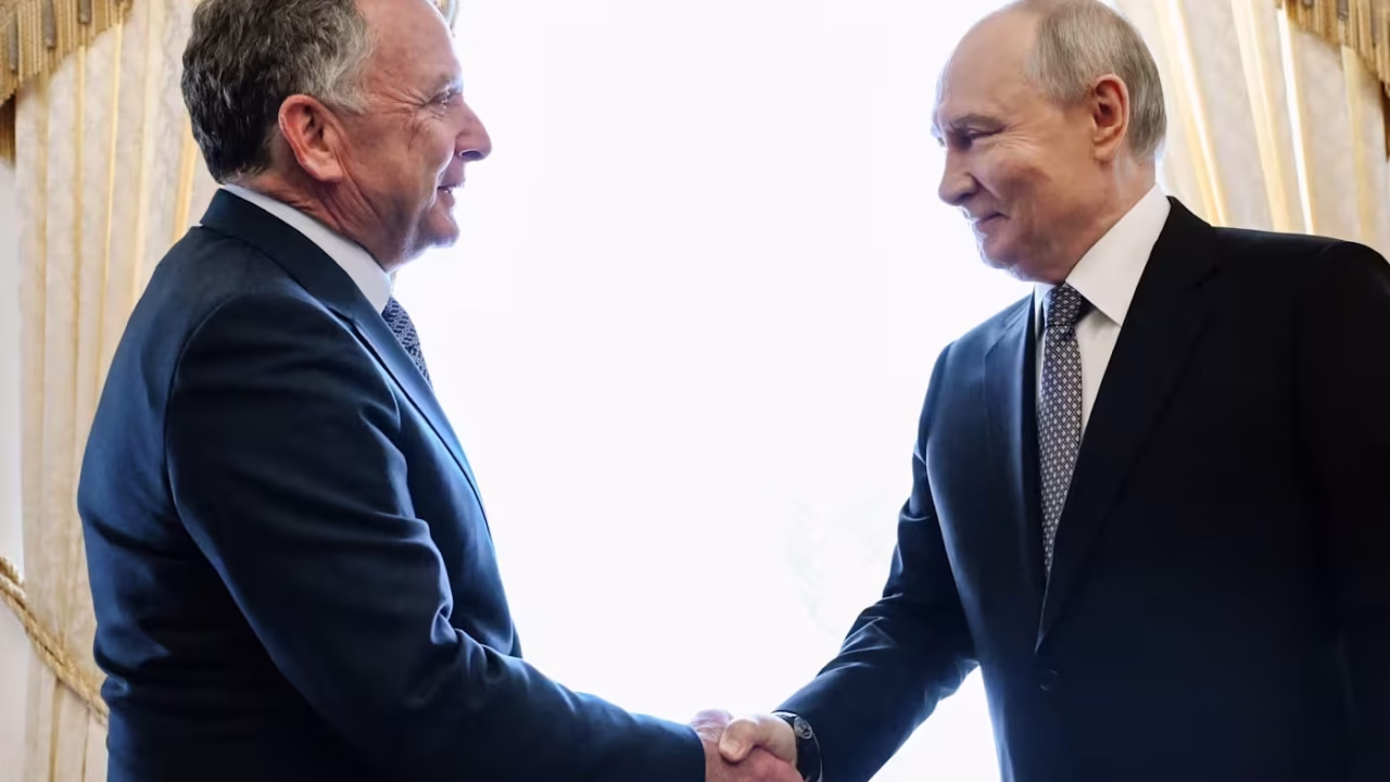 Стів Віткофф і Володимир Путін перед переговорами у Санкт-Петербурзі, 21 жовтня 2026 року / Фото: Gavriil Grigorov / AP