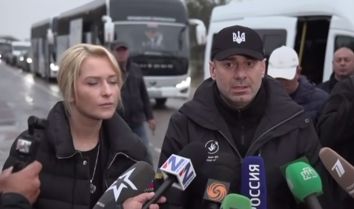 Дмитро Лубінець та Яна Лантратова під час гуманітарної місії в Армянську / Фото: скриншот відео