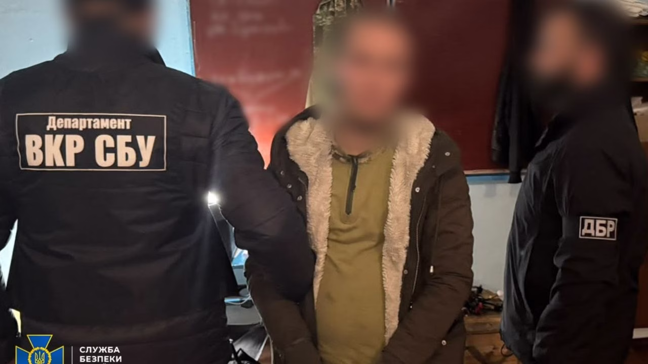 Затримання військовослужбовця, якого підозрюють у співпраці з ФСБ та коригуванні російських ударів / Фото: СБУ