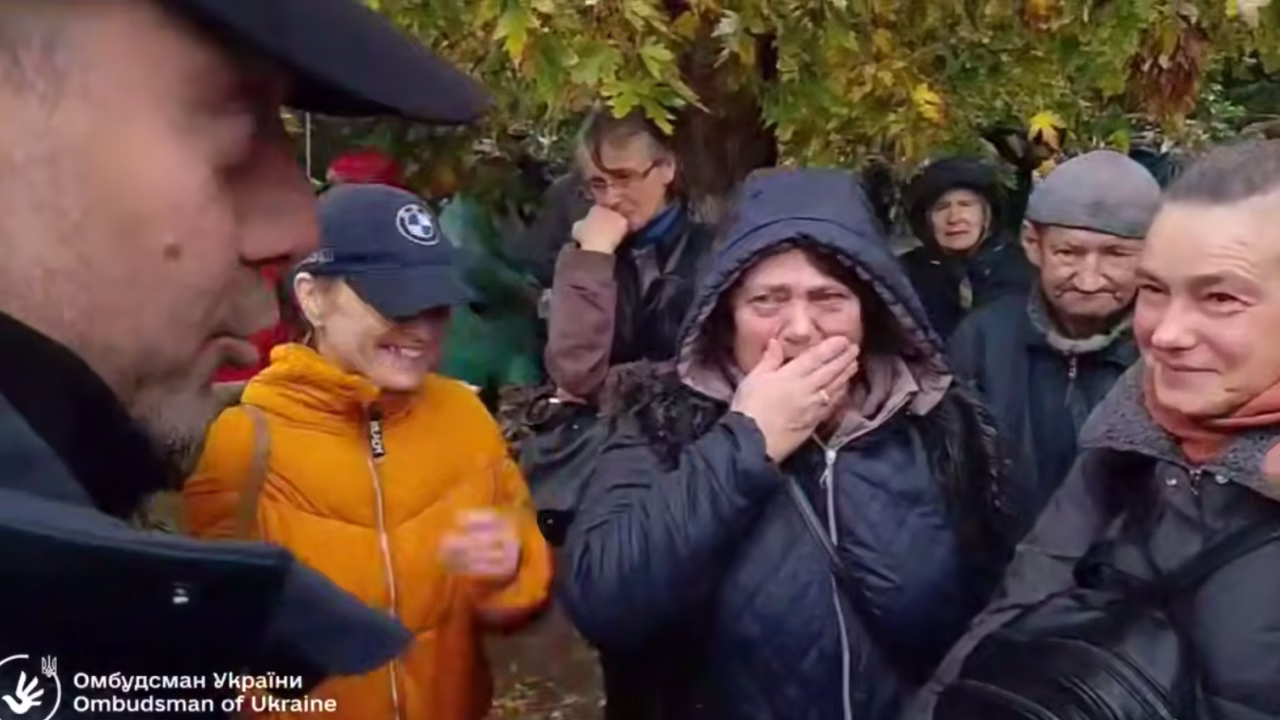 Дмитро Лубінець спілкується з жителями Олешок під час гуманітарної місії / Фото: Офіс Омбудсмана України