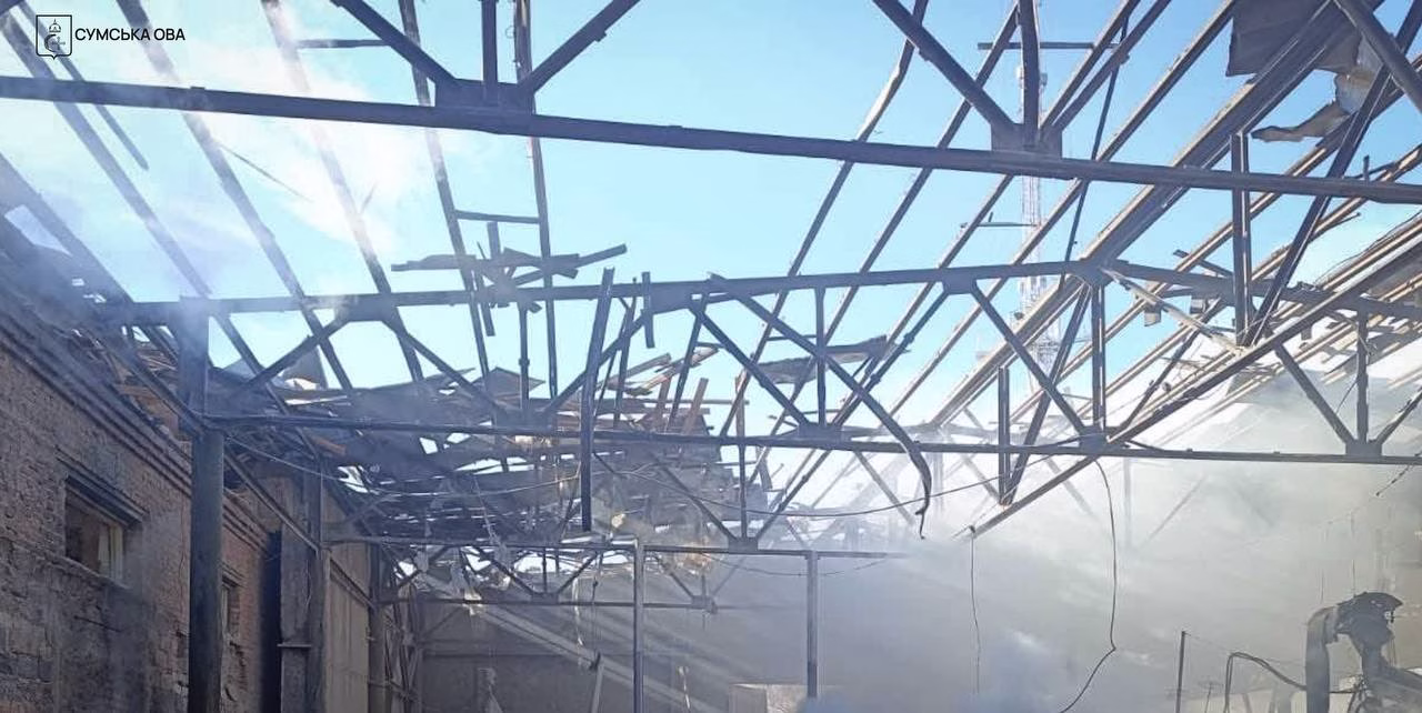 Пошкоджене цивільне підприємство у Шосткинській громаді після російської атаки / Фото: Сумська ОВА