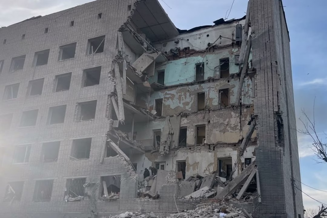 Разрушенное авиабомбой здание в Изюме / Фото: Полиция Харьковской области