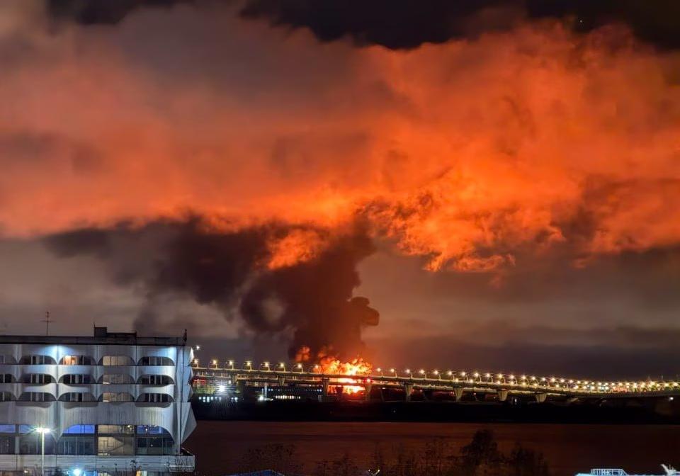 Пожежа в російському Санкт-Петербурзі після атаки 18 жовтня / Фото: Exilenova+