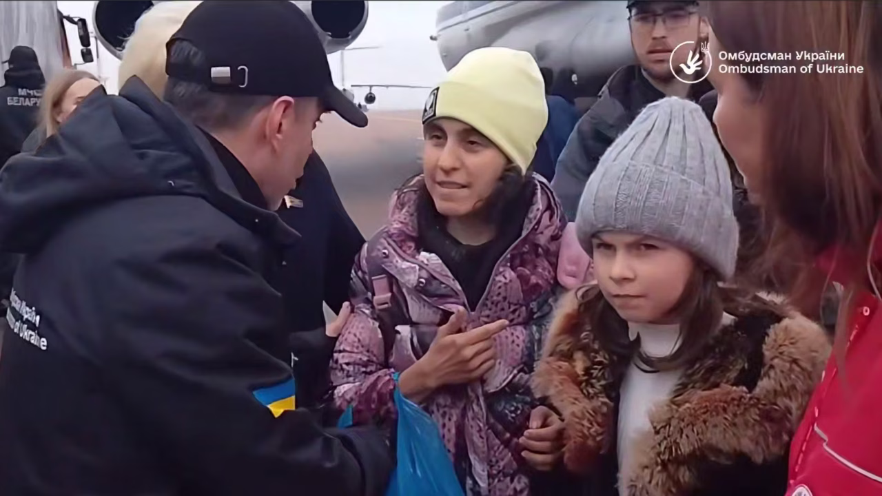 Евакуйовані жителі Олешок після прибуття до Гомеля в Білорусі / Фото: Скриншот відео Офісу Омбудсмана України
