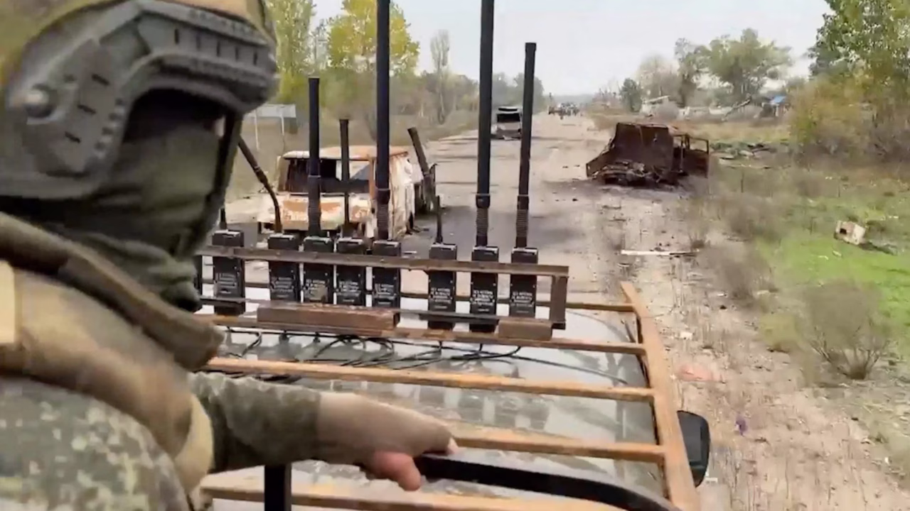 Российские военные во время разминирования дороги в оккупированных Алешках / Фото: Минобороны РФ