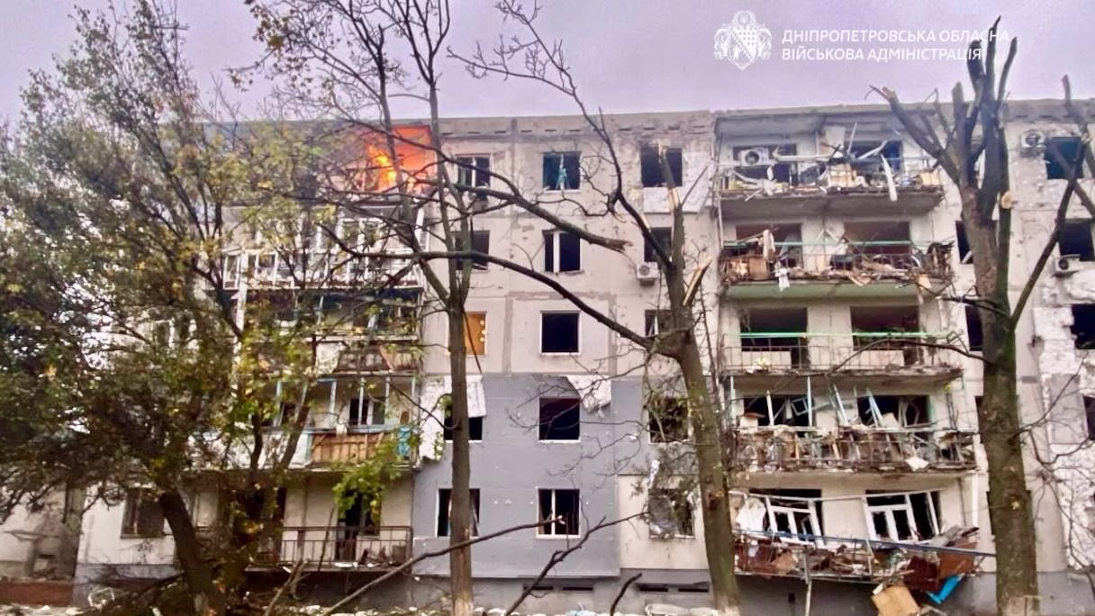 В результате российского удара по Павлограду были повреждены многоэтажные дома, восемь человек получили ранения / Фото: Днепропетровская ОВА